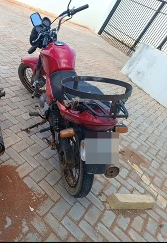 Moto com licenciamento atrasado e restrições judiciais é apreendida durante operação da PM em Urandi