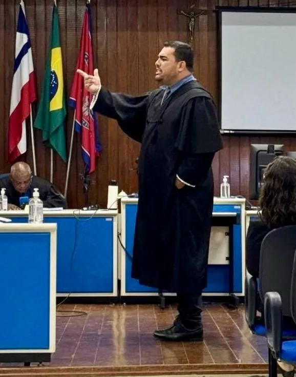 Mulher é presa após reagir a agressões em Guanambi e caso levanta debate sobre legítima defesa, violência doméstica e direito de resposta