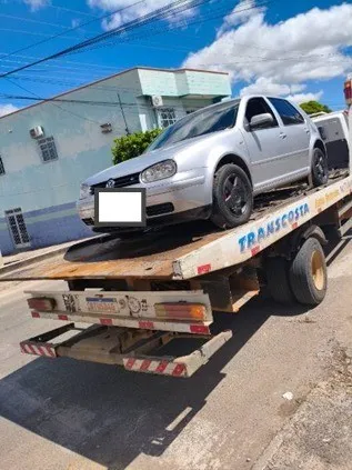 Polícia apreende carro com restrição judicial e sem documentos em Guanambi