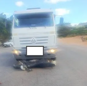 Colisão entre caminhão e moto deixa ferido na BR-122 em Urandi