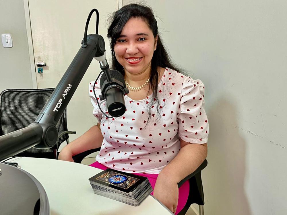 Dany Rodrigues utiliza tarot para orientar ouvintes sobre vida profissional e amorosa