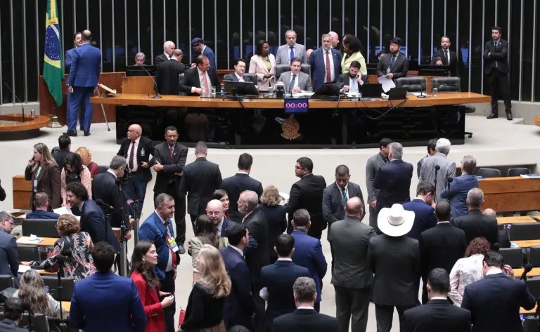 Câmara aprova PEC que garante recursos mínimos para assistência social no Brasil