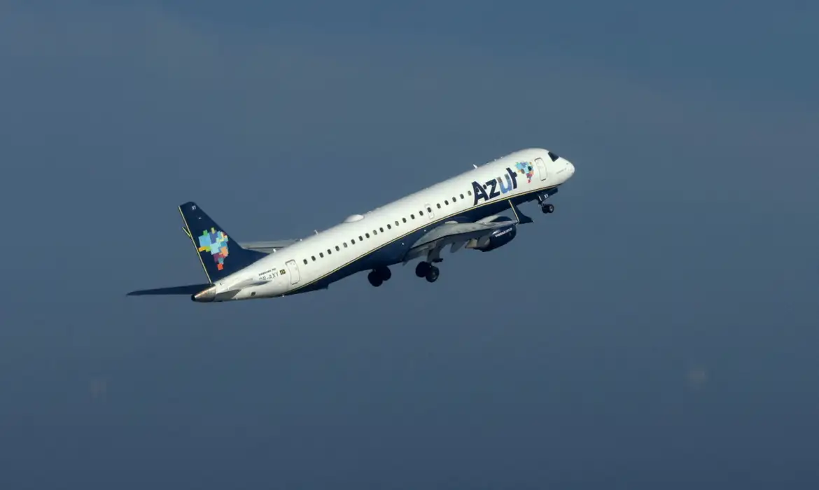 Preço do combustível de aviação sobe 18% e pressiona custo das passagens no Brasil